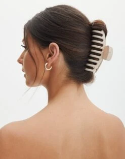 Active Supersoft Long Sleeve Zip Front Crop Top -Everrastyle Shop 90s matte claw clip head in the sand front ha46563clp 21