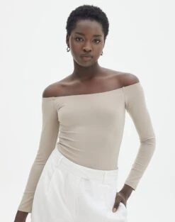 Oversized Hoodie -Everrastyle Shop olive off the shoulder bodysuit longsleeve dusty mink front tb97721pch 3